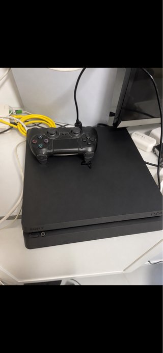 PS4 Slim con controller