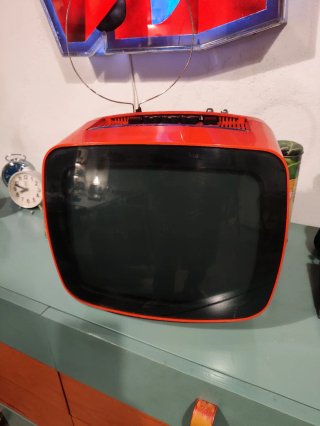 Televisore vintage arancione