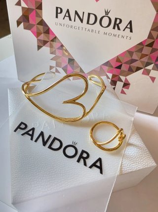 Brazalete y Anillo Pandora . Essence