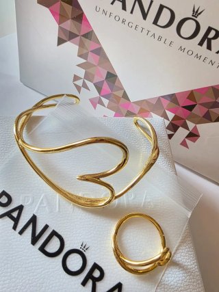 Brazalete y Anillo Pandora . Essence