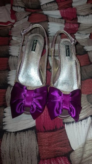 Zapatos de tacón dorados y morados