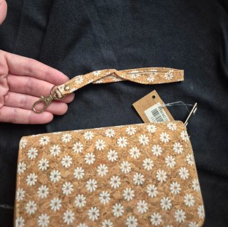 Monedero de corcho con flores blancas