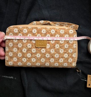 Monedero de corcho con flores blancas