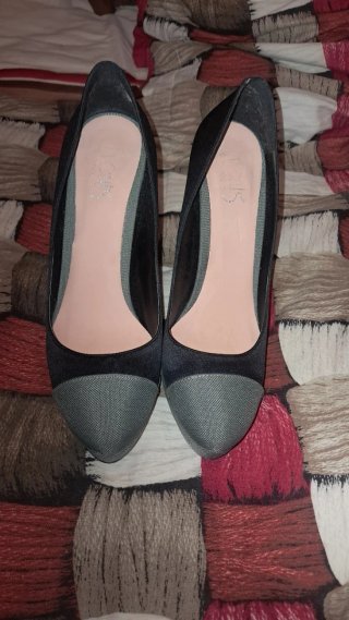 Zapatos de tacón negros y grises