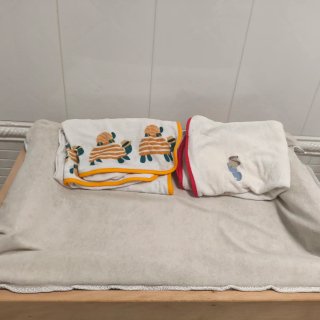 Cambiador Ikea con colchoneta y 3 fundas