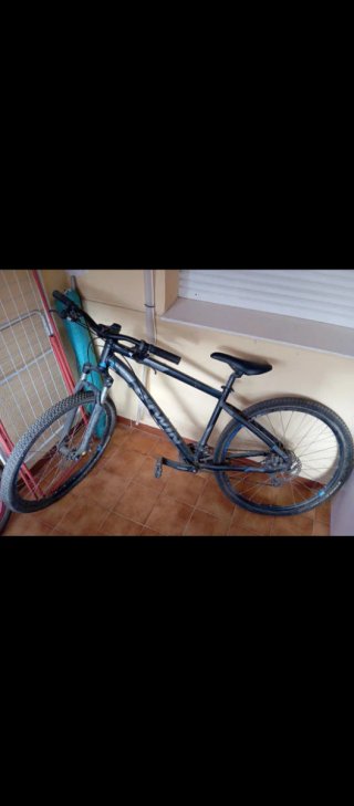 Bicicleta de montaña negra