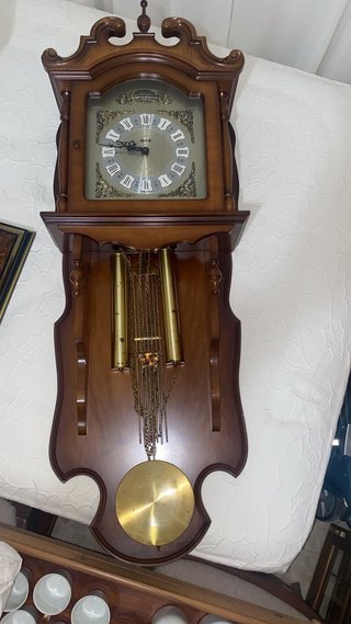 Reloj de pared de madera con péndulo