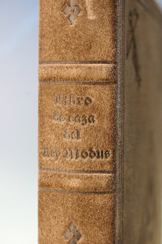 Libro facsímil. Libro de Caza del Rey Modus. Editorial Casariego, 1989.