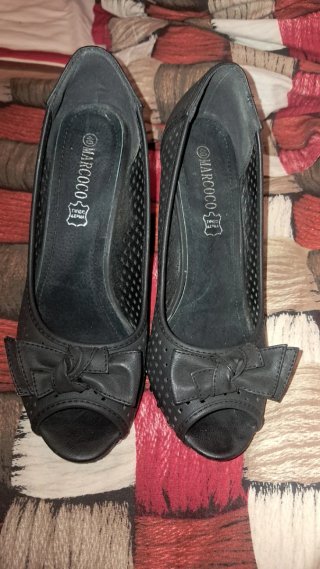 Zapatos de tacón negros con lazo