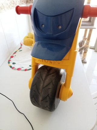Moto infantil Molto azul y amarilla.