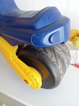 Moto infantil Molto azul y amarilla.