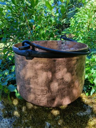 Antiguo pote de cobre con asas