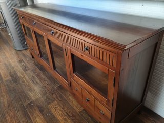 Aparador de madera con puertas de cristal
