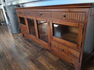 Aparador de madera con puertas de cristal