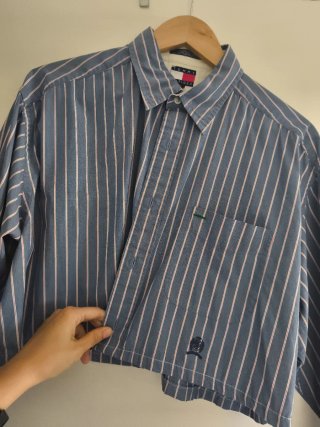 Camisa Crop Tommy Hilfiger Rayas Azul Rosa