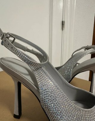 Tacones de fiesta plateados con pedrería