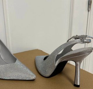 Tacones de fiesta plateados con pedrería