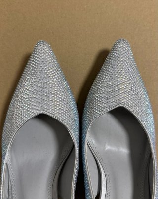 Tacones de fiesta plateados con pedrería