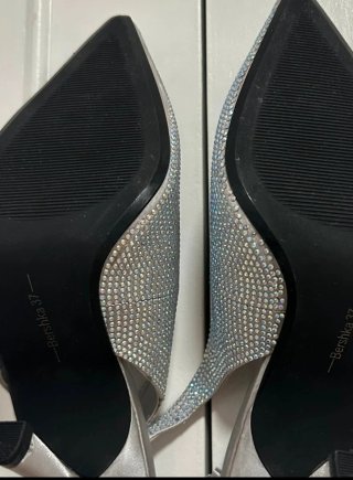 Tacones de fiesta plateados con pedrería