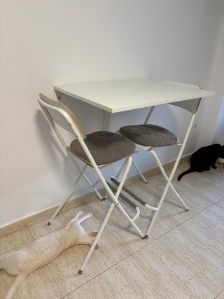 Mesa Plegable Pared Blanca y taburetes altos