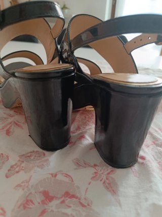 Sandali neri con plateau donna