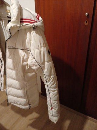 Anorak blanco acolchado con capucha