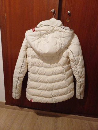 Anorak blanco acolchado con capucha