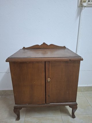 Mesita de noche antigua de madera