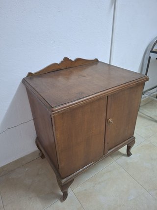 Mesita de noche antigua de madera