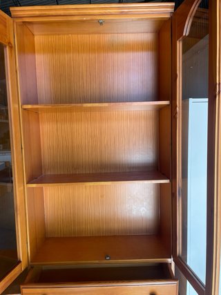 Vitrina provenzal de madera con puertas de cristal