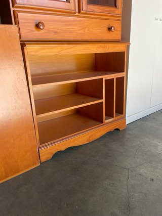 Vitrina provenzal de madera con puertas de cristal