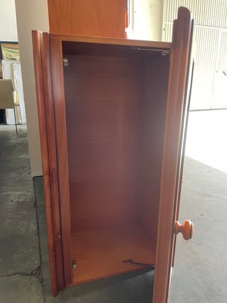 Vitrina provenzal de madera con puertas de cristal