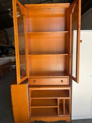 Vitrina provenzal de madera con puertas de cristal