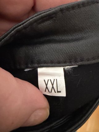 Pantalón negro efecto piel