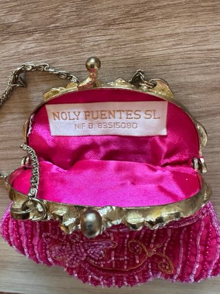 Bolso de pedrería rosa y dorado