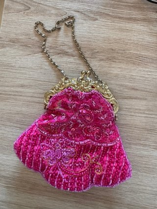 Bolso de pedrería rosa y dorado