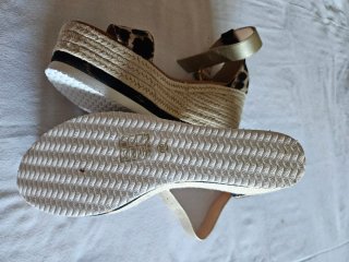 Sandalias cuña Lola Casademunt doradas leopardo