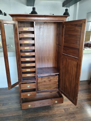 Armario de madera con vitrina