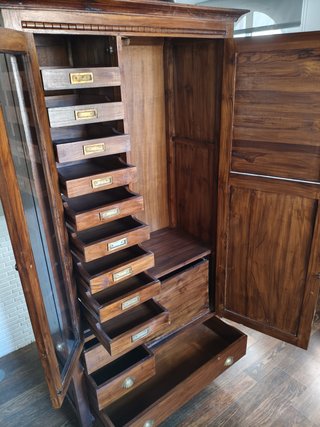 Armario de madera con vitrina