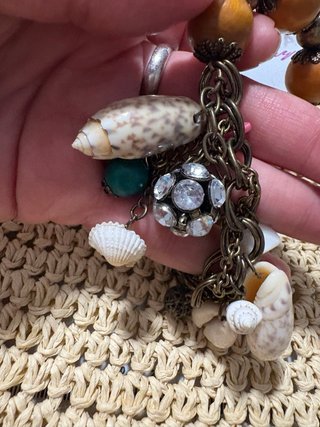 Pulsera Bershka conchas y abalorios