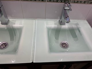 Mueble de baño madera y cristal