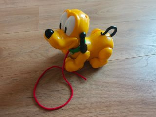 Pluto correpasillos con cuerda