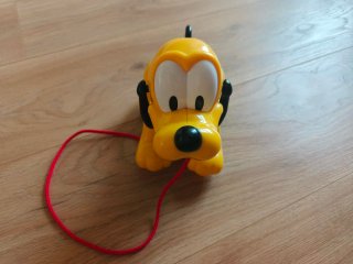 Pluto correpasillos con cuerda