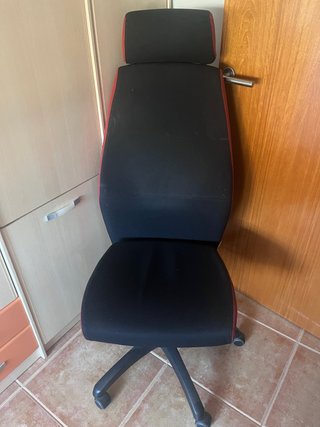 Silla de escritorio ergonómica negra y roja