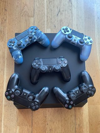 PS4 Pro + 5 Mandos