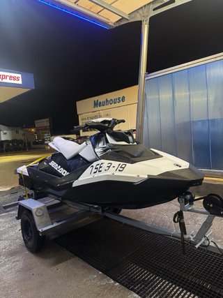 Sea-Doo Spark Jet Ski Negro y Blanco