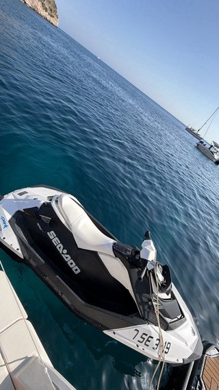 Sea-Doo Spark Jet Ski Negro y Blanco