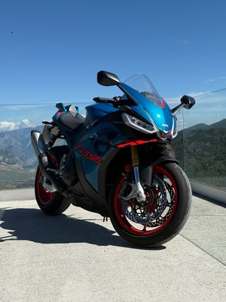 Aprilia RSV4 2025 - Moto Deportiva Azul/Roja