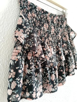 Falda Zara floral con volantes fruncida talla 34