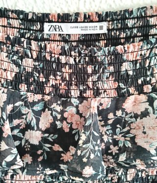 Falda Zara floral con volantes fruncida talla 34